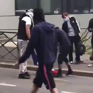 Francia | Un 'ser de luz' quema la bandera francesa.