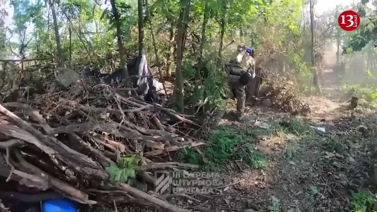 Ukrainian troops capture 8 Russian paratroopers, liberate 1,200 meters of land in a raid in Bakhmut