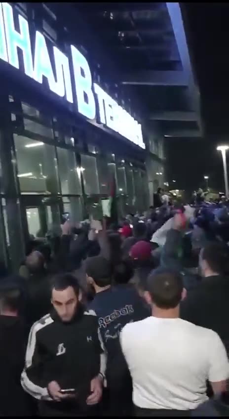 Muslims storming the international airport in Russia looking for Israel citizens
