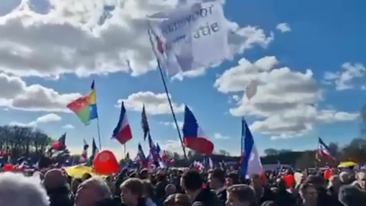 "You'll never walk alone" rings out as Dutch farmers hit the Hague