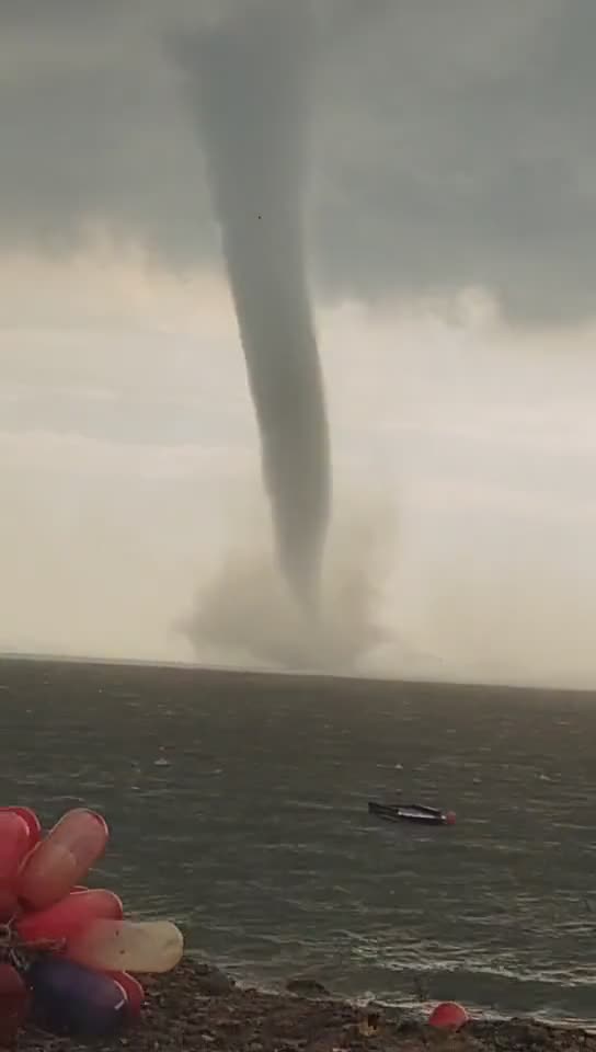Large waterspouts in Dalian of Liaoning province, China