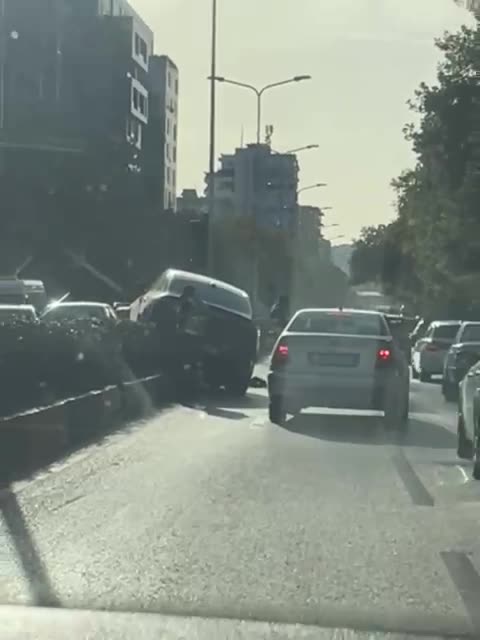 Aksidenti i frikshëm! Mercedezi luksoz përfundon mbi trafikndarëse