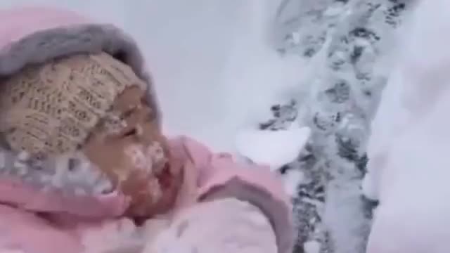 Watch how the snow surprised a baby