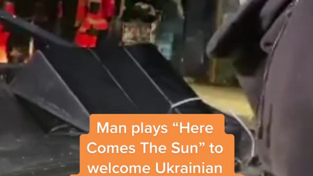 Man plays "Here Comes The Sun" to welcome Ukrainian refugees at the border