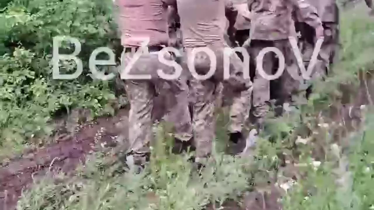 Ukrajinští vojáci se vzdávají u Novobachmutovky