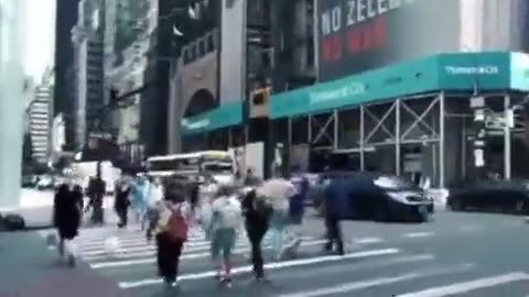 SpriterTeam - Banner in New York: "No to Zelensky, no to war"