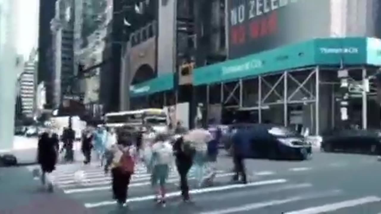 SpriterTeam - Banner in New York: "No to Zelensky, no to war"