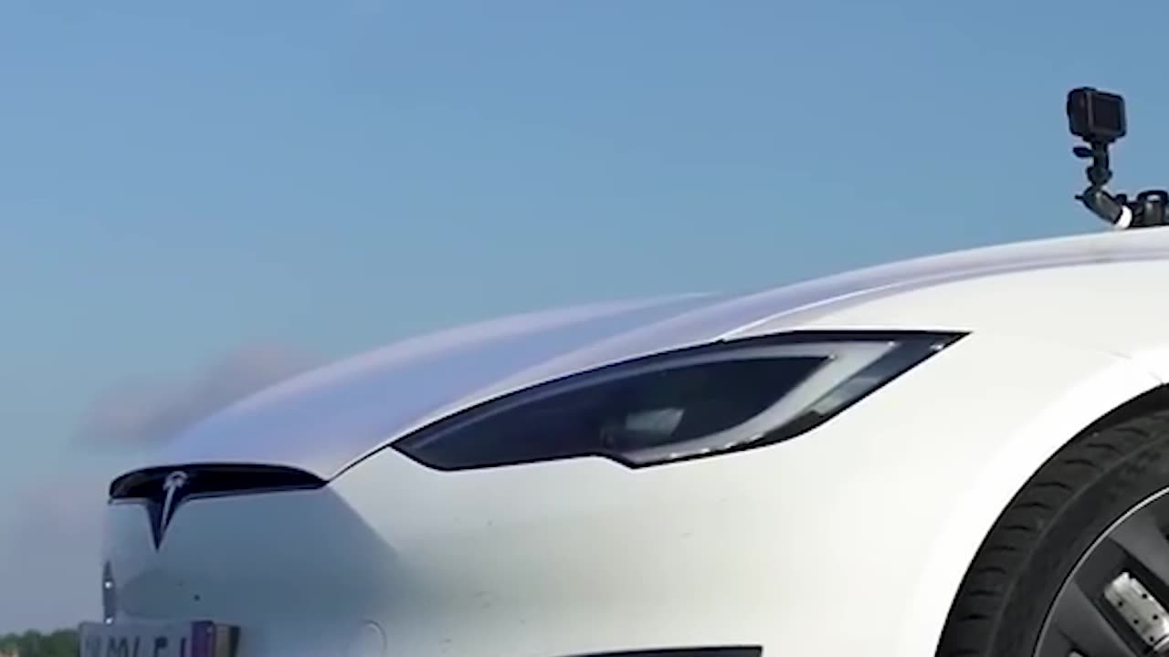 Bugatti vs Tesla