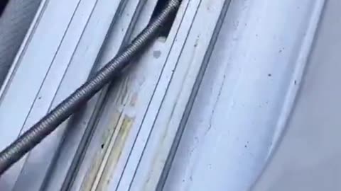 Dredge the drainage outlet for water leakage treatment