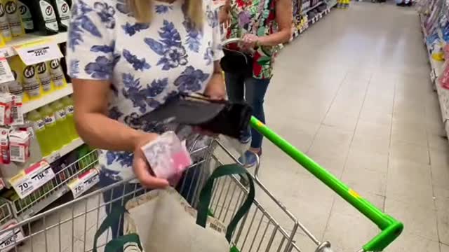 la otra señora viendo:😐ª