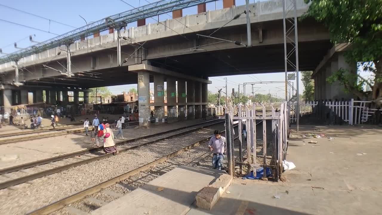 TREM A 200 KILOMETROS POR HORA, PASSA RASGANDO O VENTO NA ESTAÇÃO!!!