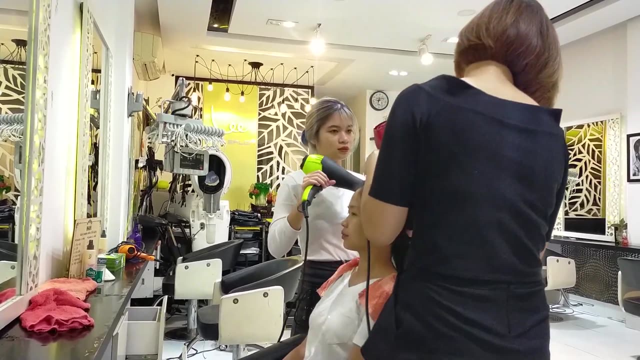 Super Relax with Beautiful Girl in Vietnam Barbershop