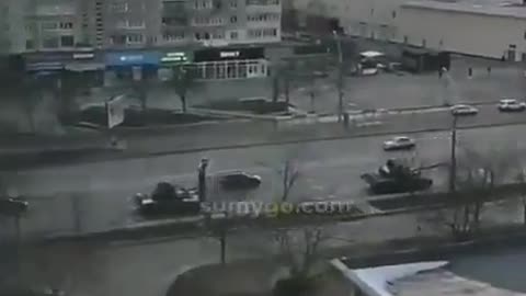 Ρωσική στρατιωτική αυτοκινητοπομπή στην πόλη Sumy της Ουκρανίας.