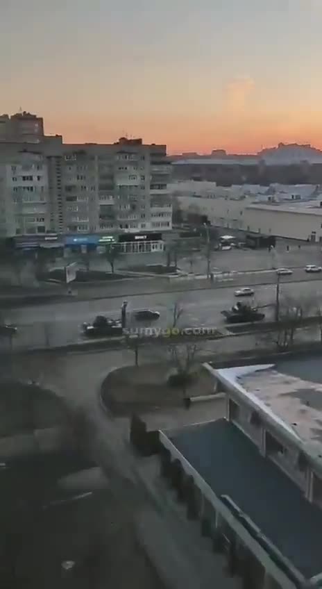 Ρωσική στρατιωτική αυτοκινητοπομπή στην πόλη Sumy της Ουκρανίας.