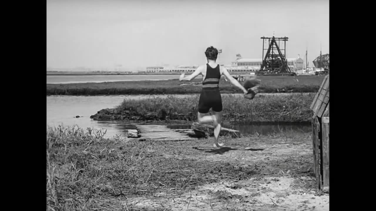 Charlie Chaplin - Diving Skills - Modern Times