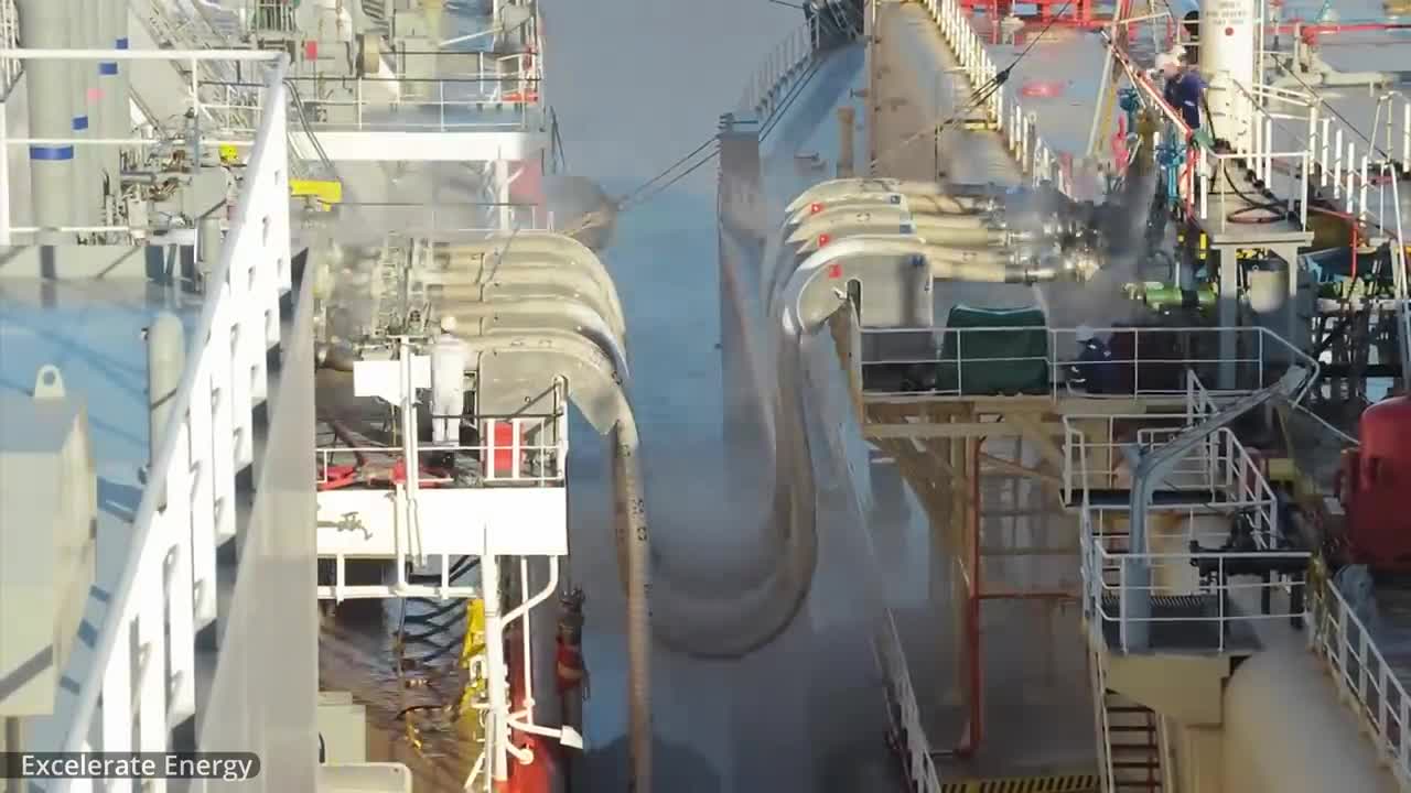 Transferring gas from tankers to other vessels is done in this manner.