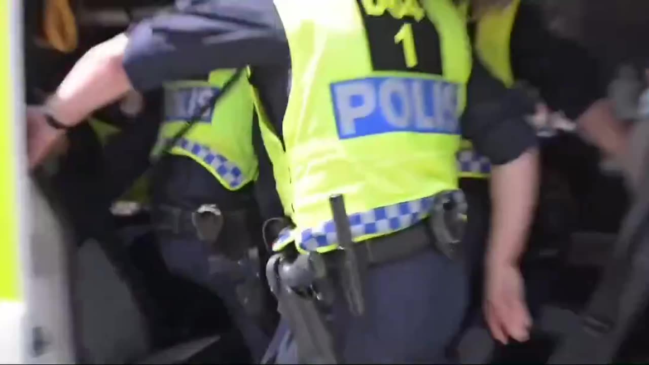 This is how you do it. Sweden police stop islamic agitators