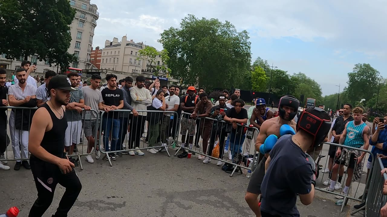 LONDON SCRAPZ KICK BOXER VS YUNG SEMI PRO BOXER ROUND 1 AND 2