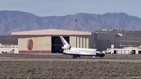 This_is_how_the_Space_Shuttle_landed_after_being_in_Space(720p)