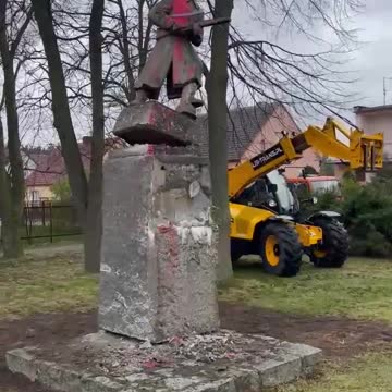 Ukraine war - A monument to the fallen Soviet soldiers was demolished