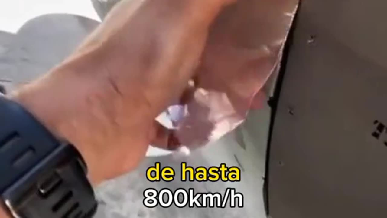 Reparan los aviones con cinta adhesiva