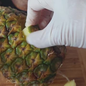 NO KNIFE PINEAPPLE HACK 🍍🤯 this was so cool! #shorts #pineapple #pineapplehack #fyp #PineappleHack