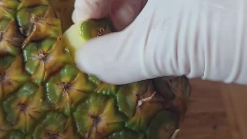 NO KNIFE PINEAPPLE HACK 🍍🤯 this was so cool! #shorts #pineapple #pineapplehack #fyp #PineappleHack
