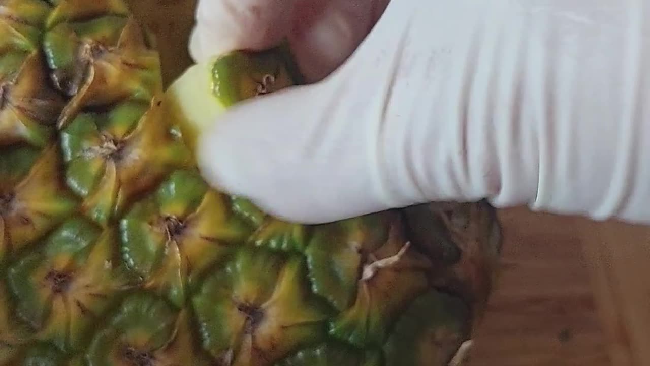 NO KNIFE PINEAPPLE HACK 🍍🤯 this was so cool! #shorts #pineapple #pineapplehack #fyp #PineappleHack