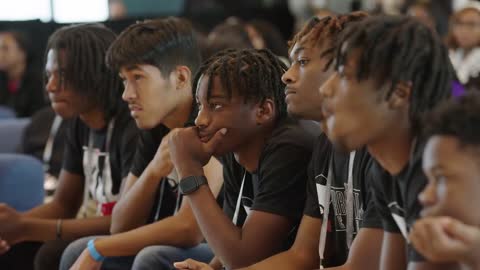 President Obama connects with young leaders and business owners during Chicago visit