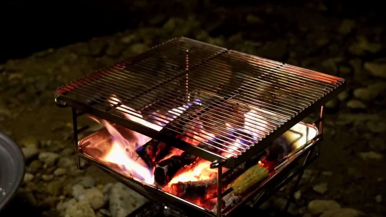 It's boring to have a picnic in a single car camp and enjoy a good time alone