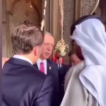 Αγκαλιά ο Μακρον με τον Ερντογαν