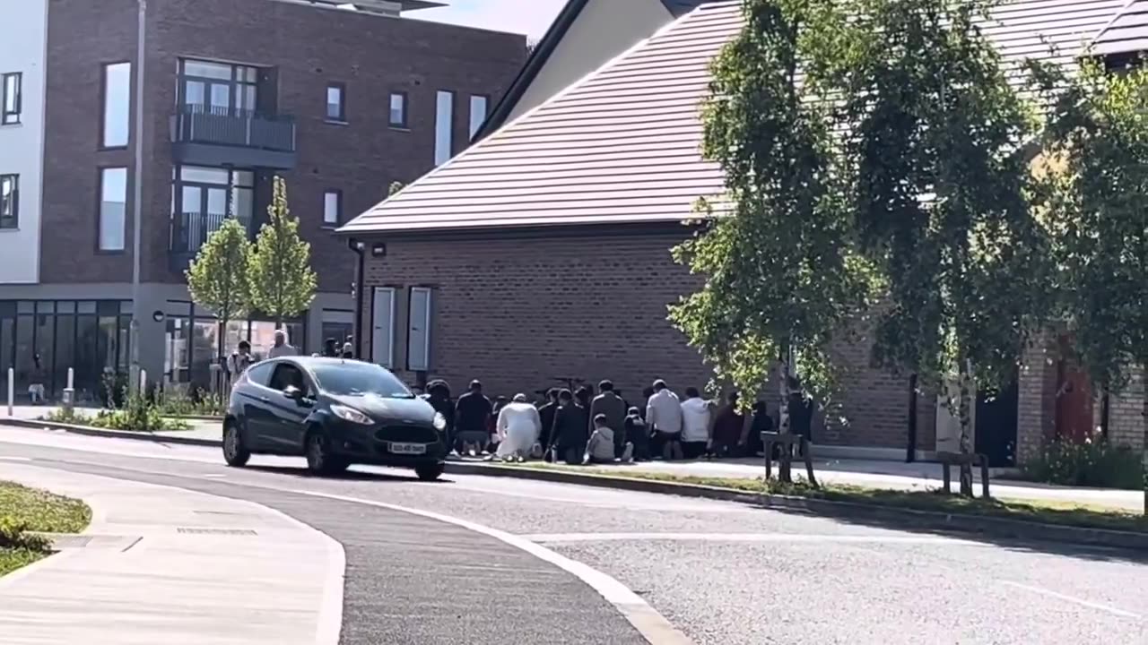 📍Dublin A group of muslims take over the foot path to pray outside.