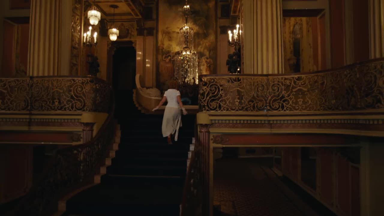 Elley Duhé - MIDDLE OF THE NIGHT (Official Video)