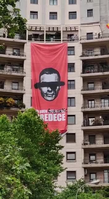 La pancarta de la Resistencia que le duele al PSOE y Sánchez y provoca emociones