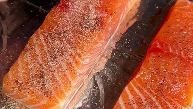 This salmon is sooo good and takes less than 15 minutes to make save this for later 😋