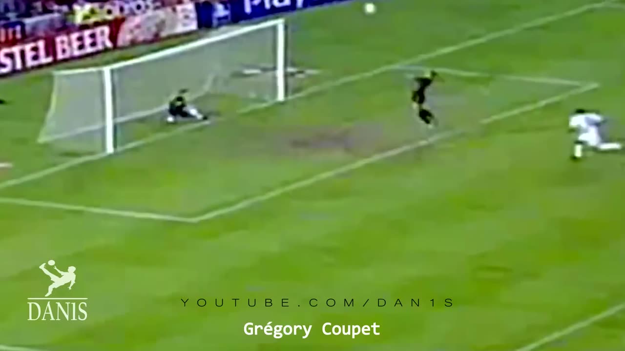 Top 10 Acrobatic Goalkeepers Saves