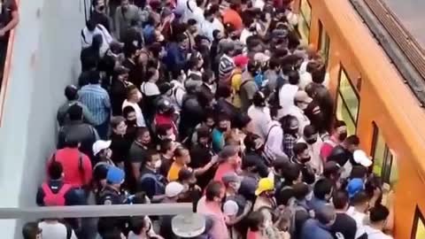 O Metrô da Cidade do México transporta cerca de cinco milhões de pessoas todos os dias