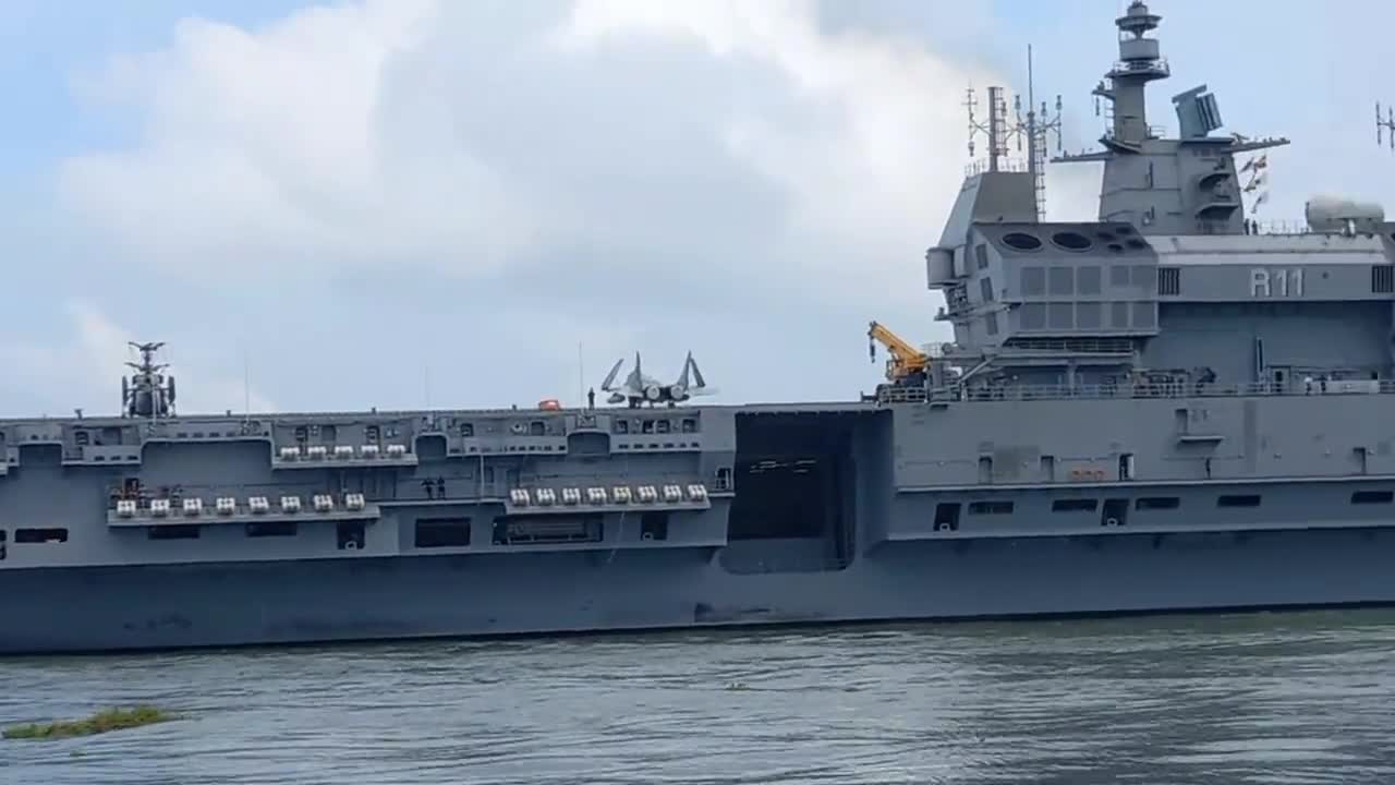 Ka-31 and MiG-29K on the Indian aircraft carrier Vikrant