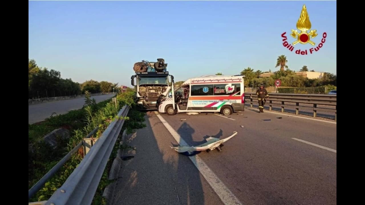 Ambulance destroyed, collision on State Road 7 against a truck between Brindisi and Taranto