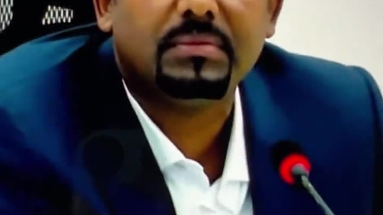 አቢጩ ፡ "ይሄ ማዳበርያ ካለመጣችሁ ብሎ የሚጨቀጭቀንን ገበሬ ፣ ስንዴ ካላመጣህ ብላችሁ ጨቅጭቁት እንጂ"