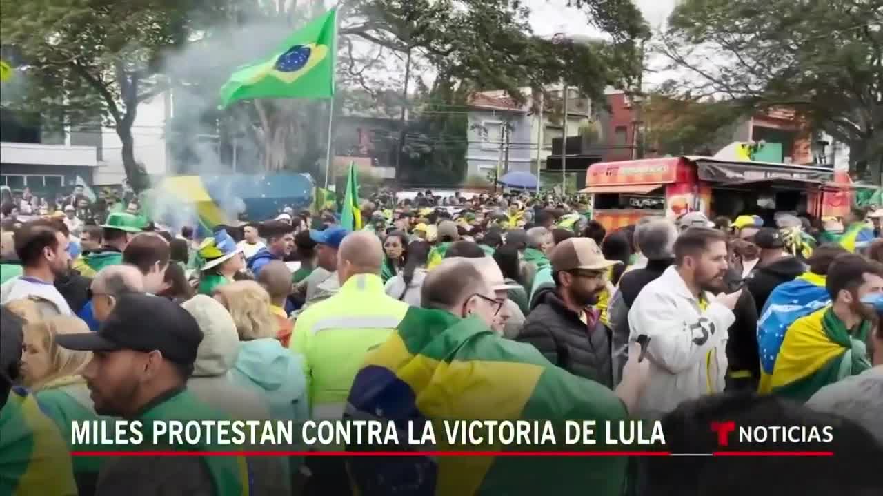 Persisten las protestas por derrota de Bolsonaro en Brasil | Noticias Telemundo