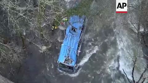 España 7 muertos tras caer autobús desde un puente