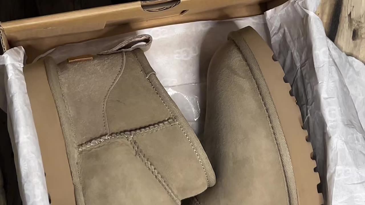 750Kicks Unboxing: UGG Classic Ultra Mini Antilope with @Tessa_Alicia - Winter Style Outfits - UGGS