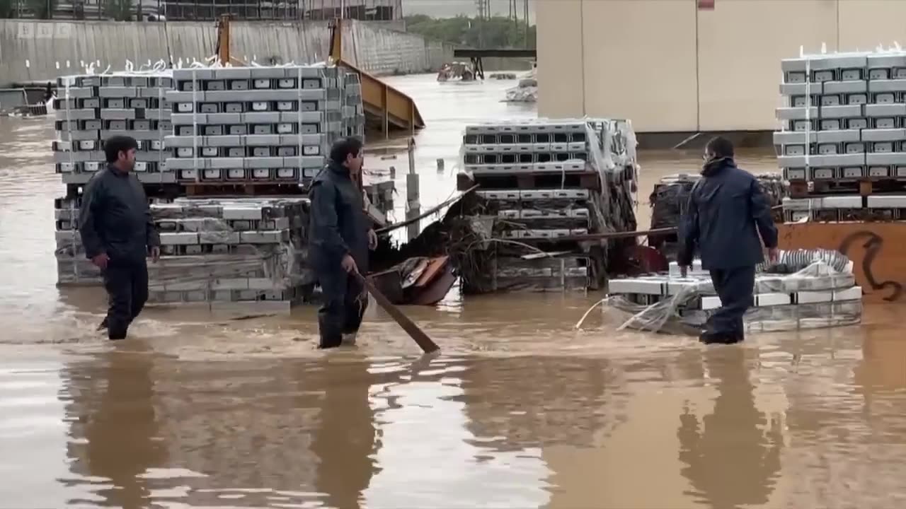 Flooding claims lives in Spain after record rainfall - BBC News