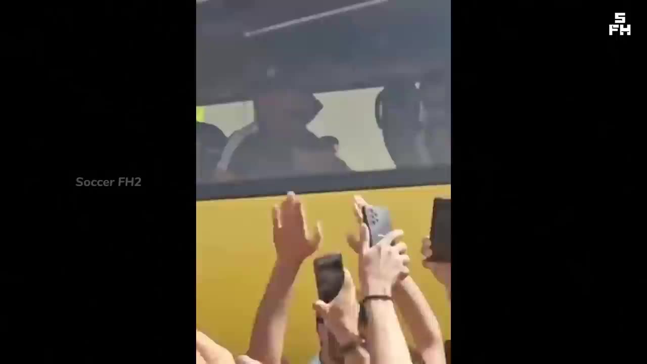 Iranian fans' Crazy Reaction as Ronaldo & Al Nassr arrived ahead of the match vs Persepolis