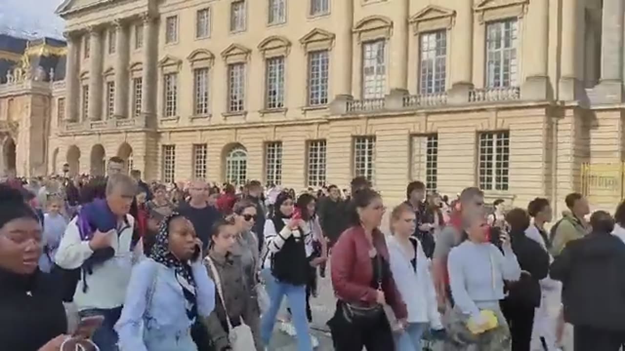 Museus e estação de trem de Paris são evacuados após ameaças de bomba