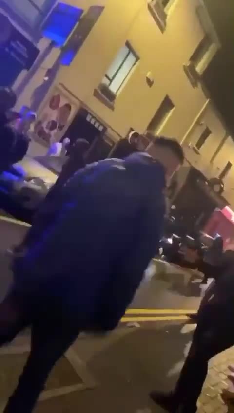 Irish local lads fighting back against migrants in Drogheda.