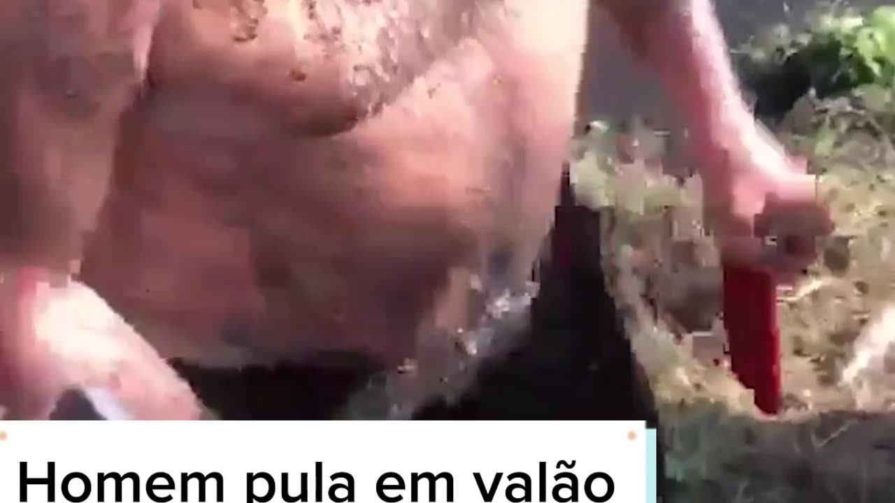 Homem entra em valao para pegar iPhone 12 Pro Max