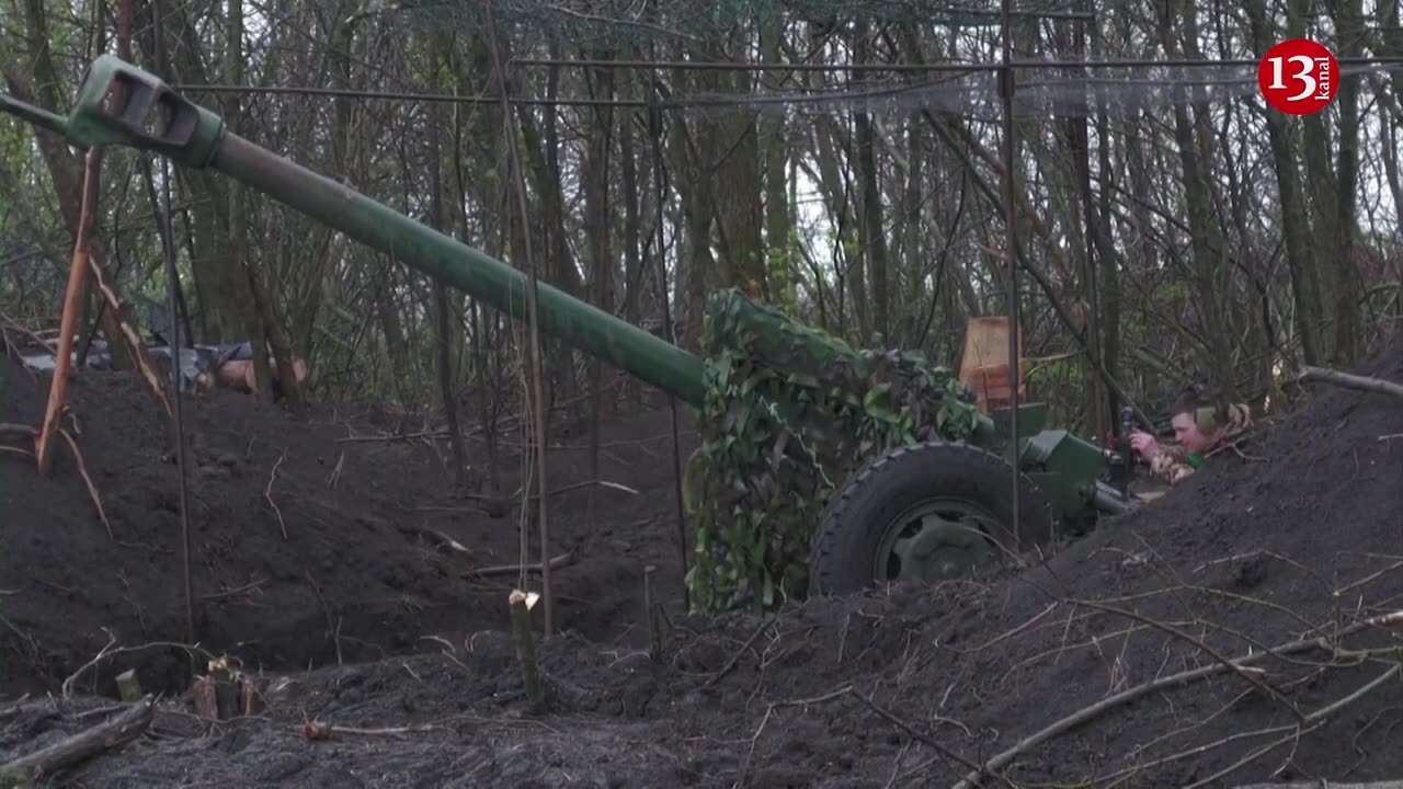 Ukrainian soldiers fire howitzer at Russian infantry near Bakhmut