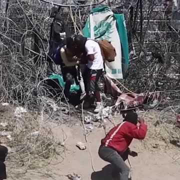 US Guards fire bullets at migrants attempting to cross from Mexico